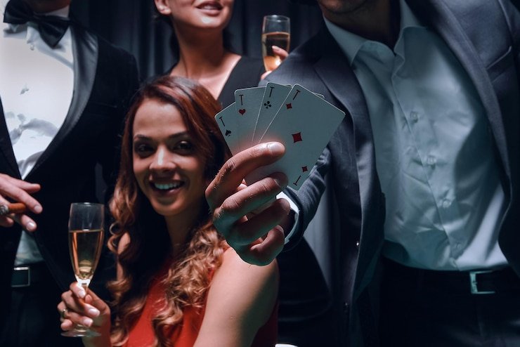 মোবাইলে ক্রিকেট অডস ও স্কোর পড়ার মুহূর্ত